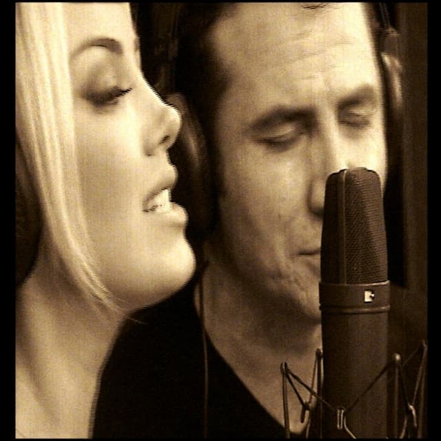 Album cover art for Yalanı Boşver