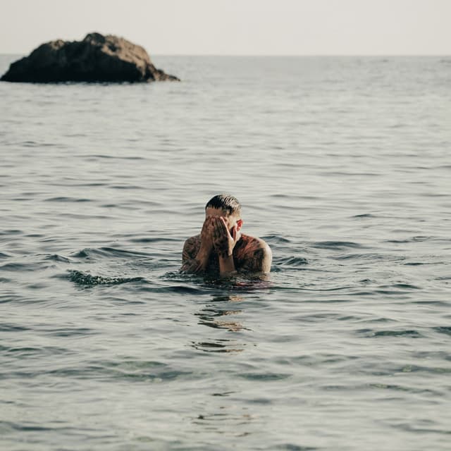 Album cover art for VIVIR PA' QUEDARSE