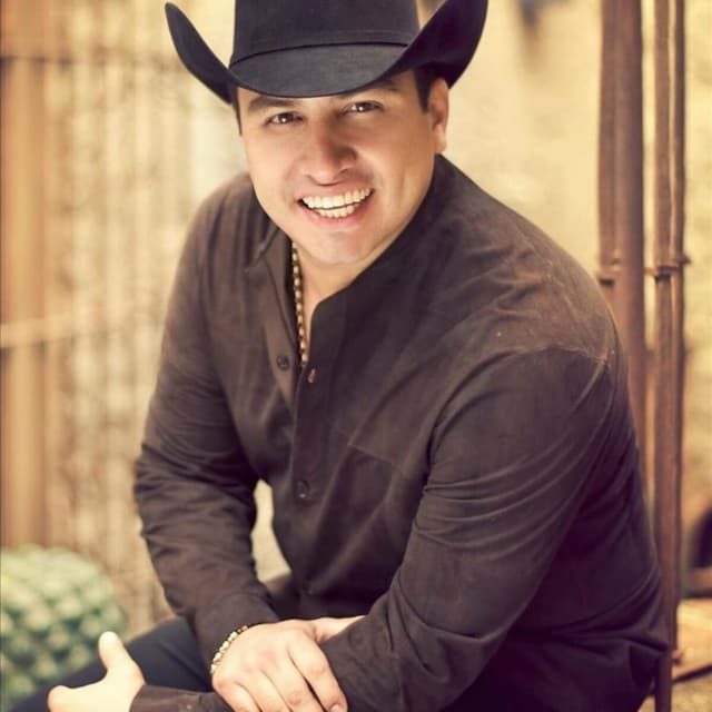 Album cover art for Besos Y Caricias