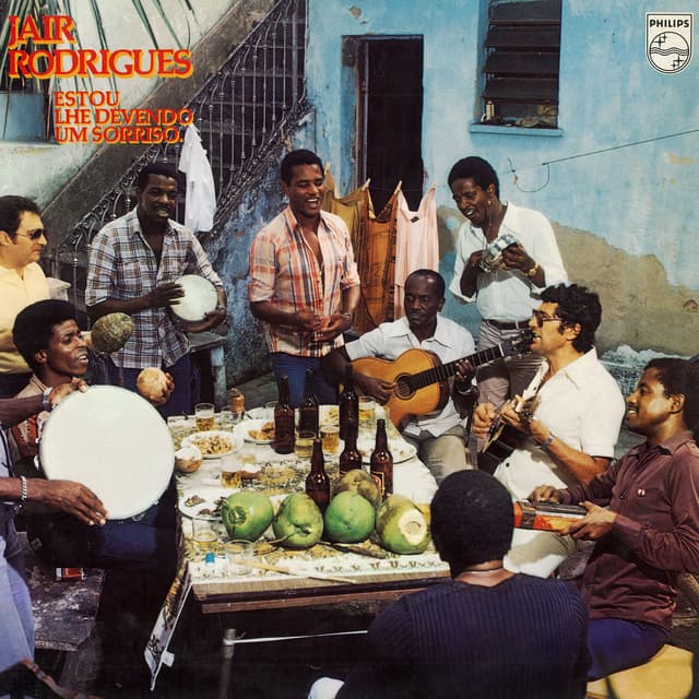 Album cover art for Estou Lhe Devendo um Sorriso