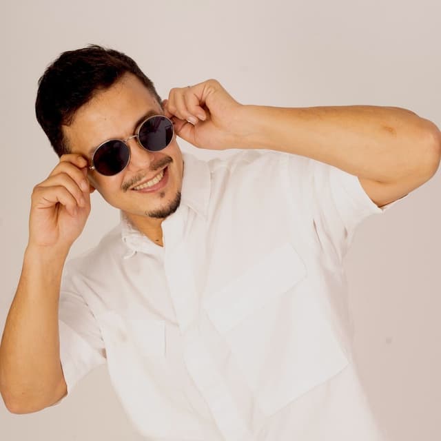 Album cover art for Elle est là